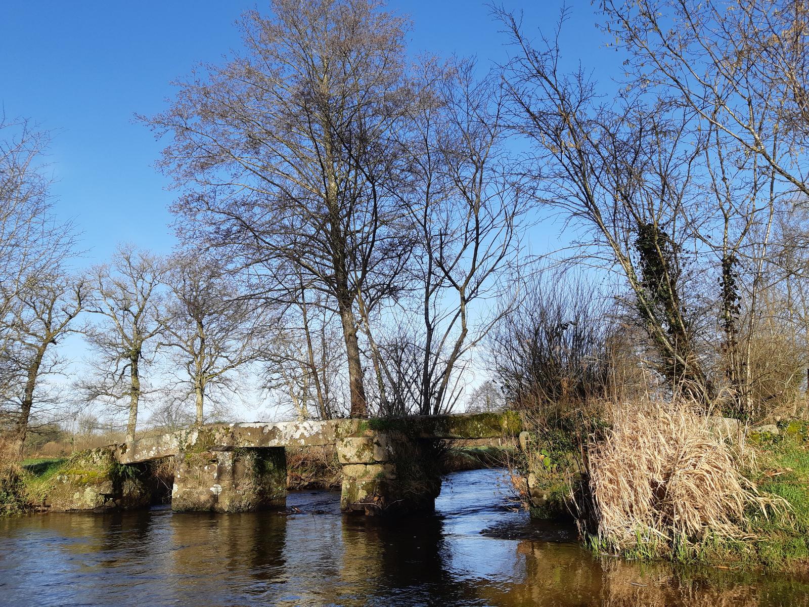 Le pont de pierre sur la Sienne